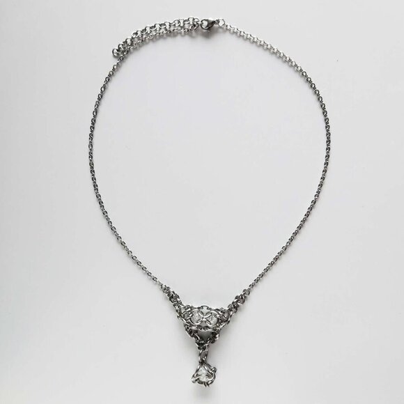 Gothic V shaped fairy necklace with a small silver chain - Picture 8 of 9
